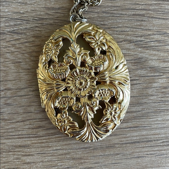 VINTAGE 1928 BRAND GOLD FILIGREE OVAL LOCKET NECKLACE Floral Photo Locket - Picture 8 of 12